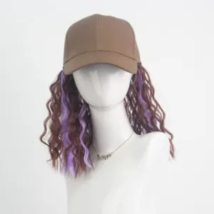 Casquette de baseball marron avec perruque longue bouclée, mèches violettes, détail.