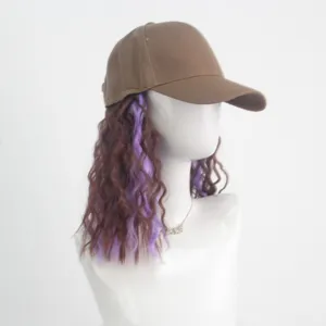 Casquette de baseball marron avec longue perruque bouclée violette pour look chic.