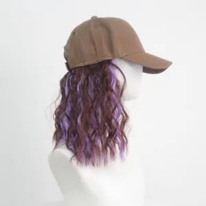 Perruque casquette de baseball longs cheveux bouclés marron violet pour style quotidien.