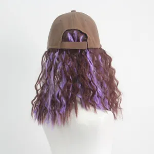 Casquette de baseball marron avec perruque longue et ondulée marron et violet pour femmes.