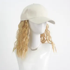 Casquette de baseball avec perruque longue bouclée blonde, style quotidien mode.