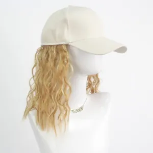 Détails de la casquette de baseball bouclée blonde, texture et style parfaits pour la mode.