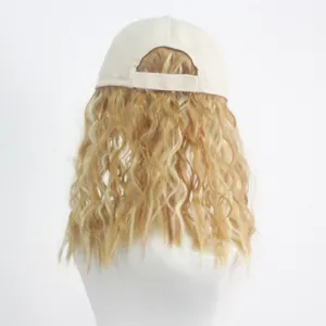Vue détaillée de la casquette de baseball avec perruque synthétique longue et bouclée.