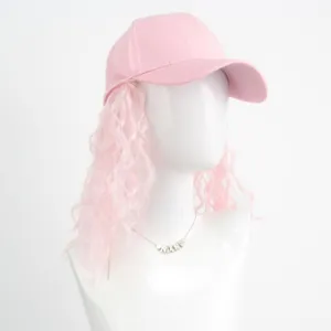 Casquette de baseball rose avec perruque longue bouclée, vue détaillée des cheveux ondulés.