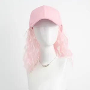 Vue détaillée de la casquette de baseball rose avec une perruque longue et bouclée.