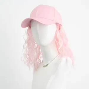 Vue détaillée de la casquette de baseball rose avec longs cheveux bouclés, style mignon.