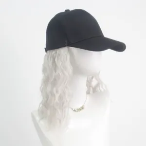 Vue détaillée de la casquette de baseball noire avec de longs cheveux synthétiques.