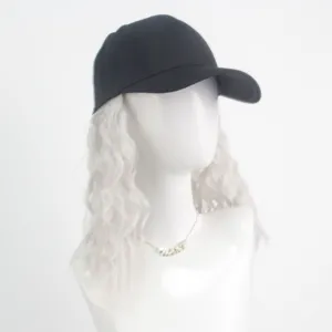 Vue détaillée de la casquette de baseball noire avec perruque longue et ondulée blanche.