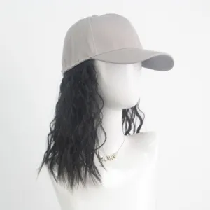Casquette de baseball élégante avec cheveux synthétiques bouclés noirs, idéale au quotidien.