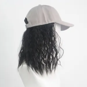Casquette de baseball grise avec longue perruque synthétique bouclée noire, style quotidien.