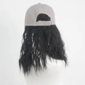 Casquette de baseball grise avec longue extension de cheveux synthétiques ondulés.