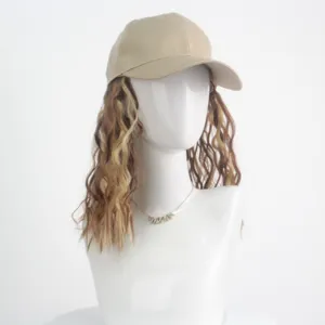 Casquette de baseball beige avec perruque longue bouclée, design intégré pour un style quotidien.
