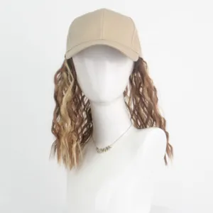 Détail de la casquette de baseball beige avec perruque longue et bouclée, design naturel vagues.