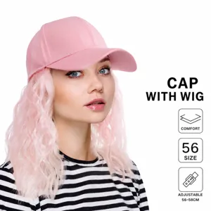 Casquette de baseball rose avec perruque longue et bouclée, accessoire de mode quotidien.
