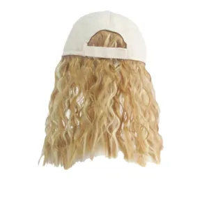 Casquette de baseball avec perruque de cheveux bouclés blonds, style quotidien et coiffe tendance.