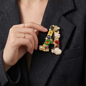 Elegante letter A broche versierd met mooie parels en kleurrijke strass steentjes.