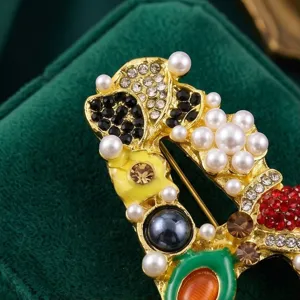 Detailopname van een vintage letter A strass parel legering broche voor dames mode sieraden.