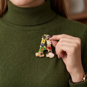 Elegante letter A broche met parels en strass stenen voor dames mode accessoires.