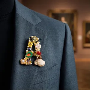 Prachtig letter A broche detail, barok parel en strass ingelegd legering ontwerp voor dameskleding.