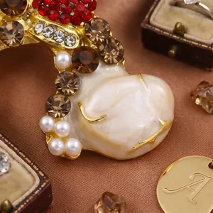 Close-up detailweergave van stijlvolle vintage strass parel legering broche sieraden.