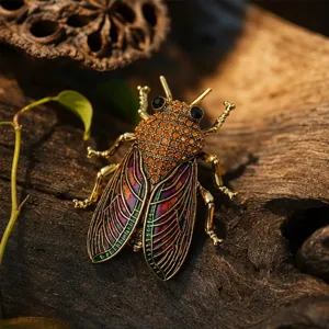 Retro rhinestone cicada brooch, exquisite metal insect pin for vintage women clothing decor.