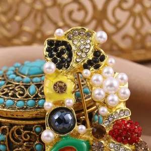 Modieuze letter A strass parel legering broche pin dames vintage prachtig jas kleding accessoire.