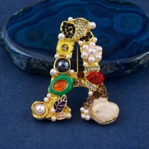 Close-up van stijlvolle letter A broche, kleurrijke strass parels legering, dames mode accessoire