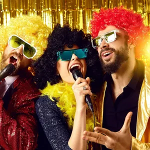 Vista dettagliata parrucca afro riccia colorata, oggetti di scena per feste divertenti