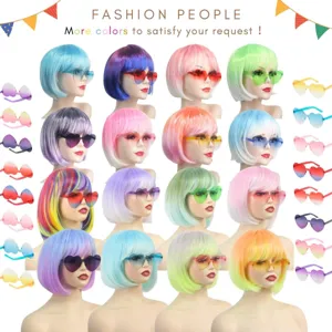 Set di parrucca corta colorata con occhiali da sole a cuore per stile festa moda.