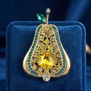 Vista detallada del broche de cristal en forma de pera vintage, diseño bañado en oro con piedras.