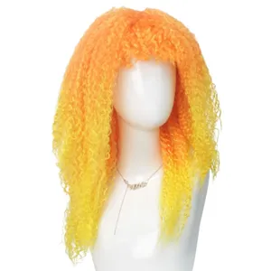 Vue détaillée de la perruque afro bouclée ombrée orange et jaune vibrante, pièce de costume idéale.