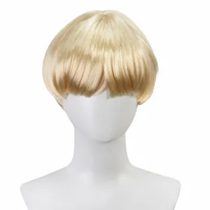 Nahaufnahme Detail der kurzen blonden Bob Perücke mit geradem Pony und natürlichem Stil.