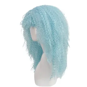 Gros plan sur la texture de la perruque bouclée bleu clair duveteuse avec des fibres crantées.