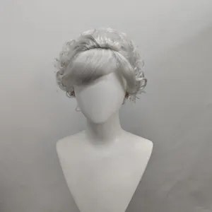 Peluca rizada plateada corta en cabeza de maniquí ideal para cosplay y uso diario.