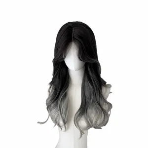 Parrucca sintetica lunga riccia da donna, ombré nero e grigio con riga in mezzo naturale.