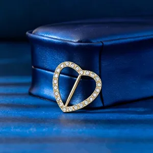 Vista detallada de hebilla de bufanda con corazón de pedrería dorada, elegante accesorio de aleación.