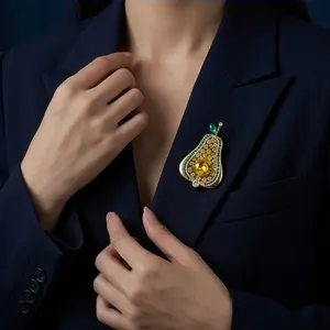 Broche de fruta en forma de pera dorada vintage con pedrería brillante, elegante accesorio de moda.