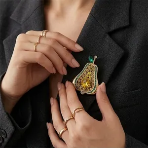 Broche vintage dorada en forma de pera con estrases elegante accesorio de moda mujer joya