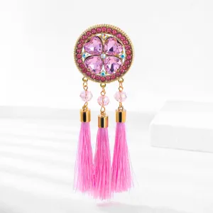 Elegante e squisita spilla in stile cinese con cuori di cristallo rosa e lunghe nappe.