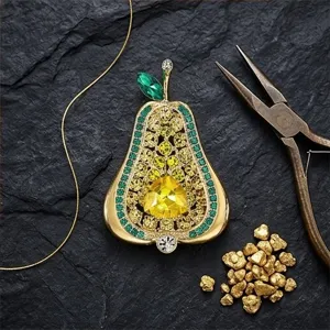 Exquisita broche vintage en forma de pera con brillantes pedrería amarilla y verde.
