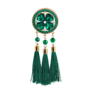 Elegante spilla a quadrifoglio in cristallo verde con montatura dorata e lunghe nappe donna