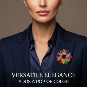 Detailaufnahme der bunten Kristall Blumen Brosche, eleganter Acryl Anstecker für Damen.