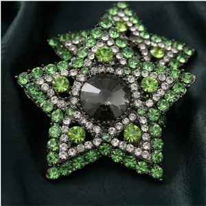 Close-up detail van de luxe vintage stervormige groene strass broche speld accessoire.