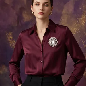 Nahaufnahme der eleganten Kristall-Strass-Blumenbrosche, gesteckt auf eleganter Bluse.