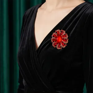 Elegante rote Kristall Blumen Brosche, glänzende Strass Anstecknadel für Damenmäntel.