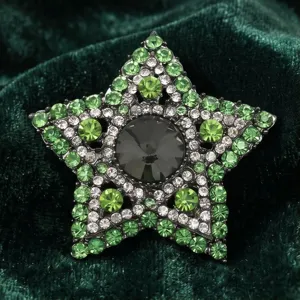 Detail van vintage ster strass broche, groene kristalen speld voor dames kostuum accessoire