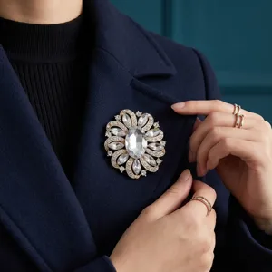 Elegante Kristall Blumen Brosche für Damen, glänzender Strass Revers Anstecker für Mäntel.