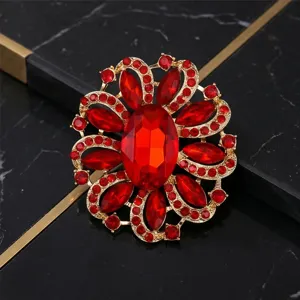 Elegante rote Kristall Blumen Brosche mit Strasssteinen und goldem Metall für Dekoration.