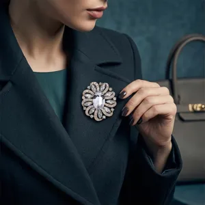 Elegante Kristall Blumen Brosche für Damen, glänzende Strass Nadel für Mantel und Jacke.