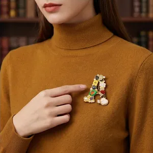 Elegante letter A broche met parels en kleurrijke strass-stenen voor dagelijkse damesstijl.
